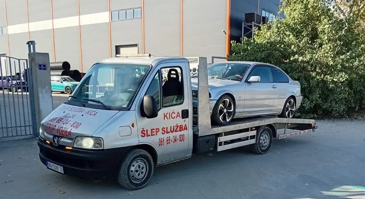 Roadside assistance tow truck